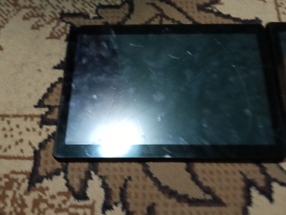 Vând 2 tablete la pachet ambele cu ecranul crapat una ptr piese