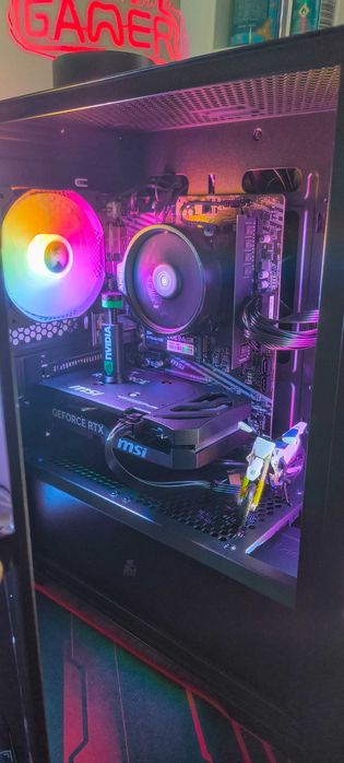 Геймърски компютър с монитор