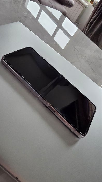 Samsung Galaxy Z flip5 + часовник Samsung