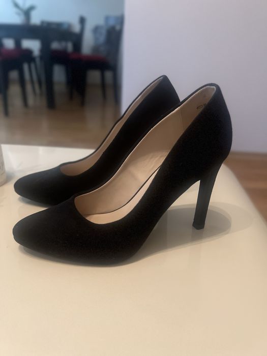 Велурени обувки на висок ток