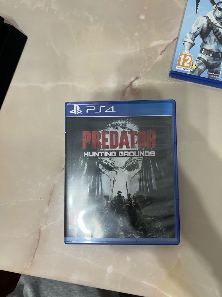 Vand playstation 4 cu jocuri si controller