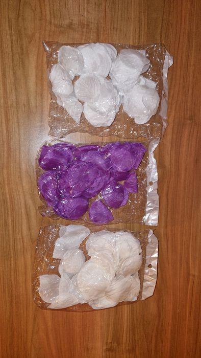 Set petale artificiale albe si mov, decor romantic