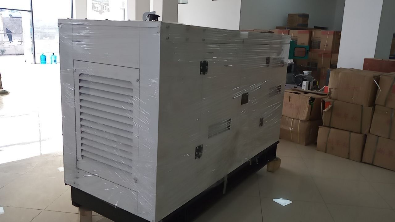 Дизельный генератор с шумоглушительом 50KW