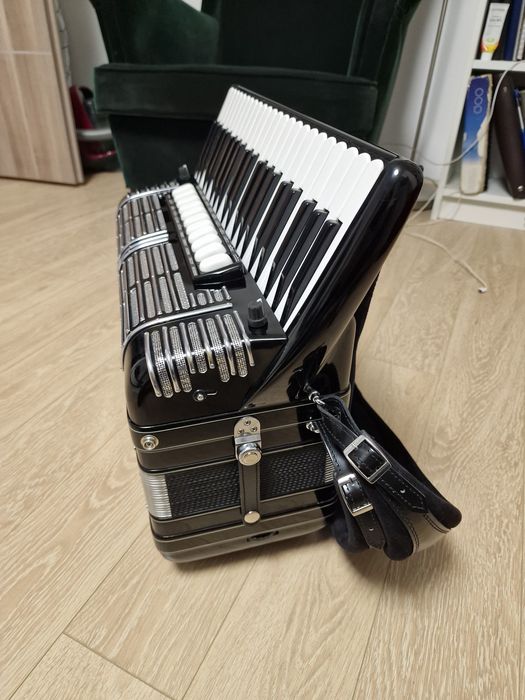Vand acordeon Hohner Morino 4N ca nou