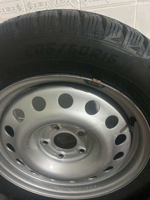 Продаётся зимние шиповные шины в комплекте