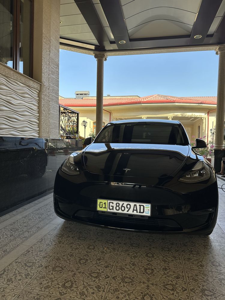 Tesla Model L 2021 bir qol