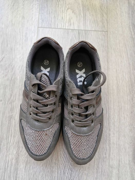 Pantofi gri sport utilizati