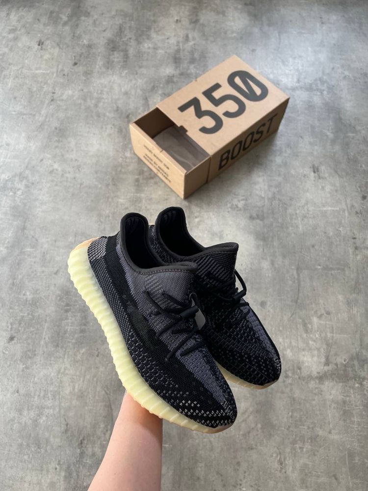 Отново Yeezy Boost 350 V2 CARBON