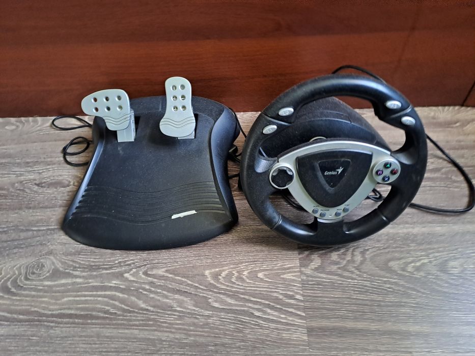 Игровой руль с педалями