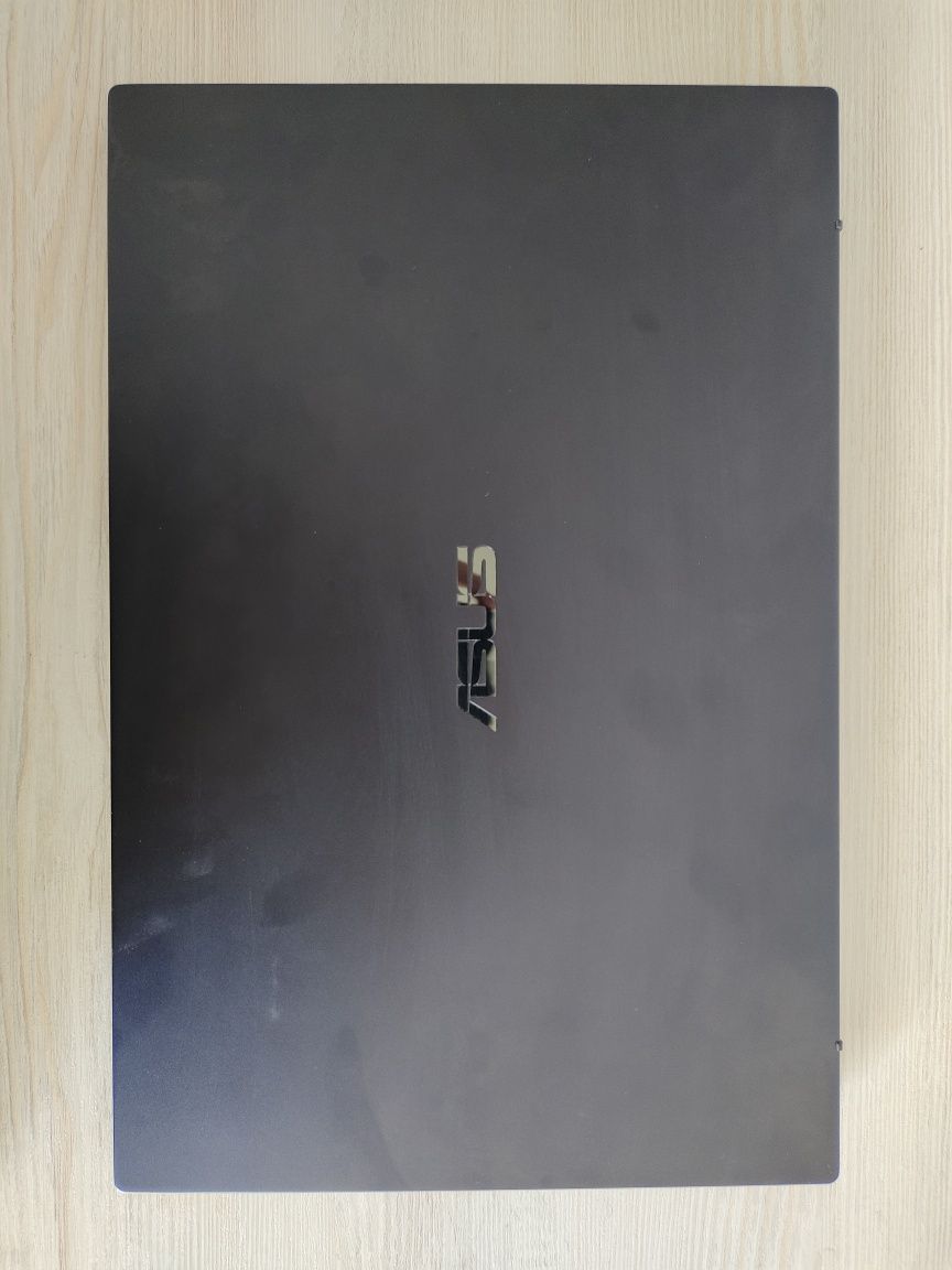 ASUS Expertbook holati ideal