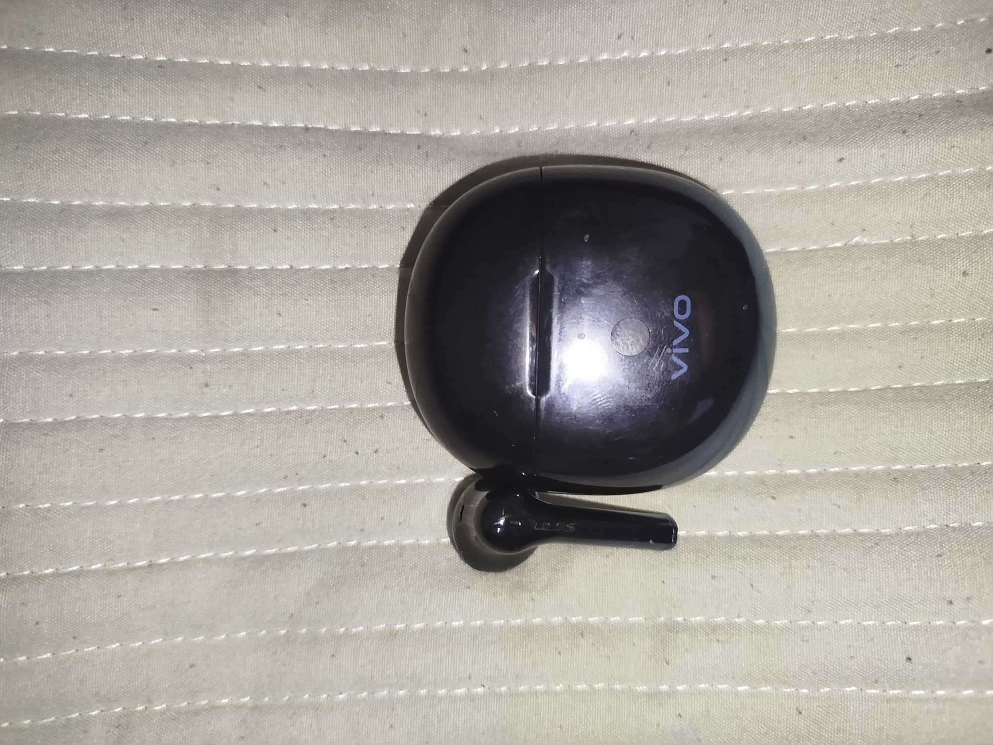 Vivo tws neo продаю кейс и один левый наушник