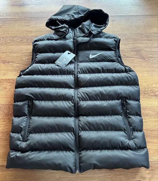 Мъжки,черен елек Nike с ципове на джобовете и сваляща се качулка