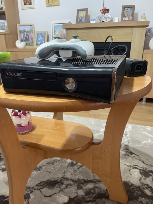 Vând XBOX 360 cu jocuri și manetă