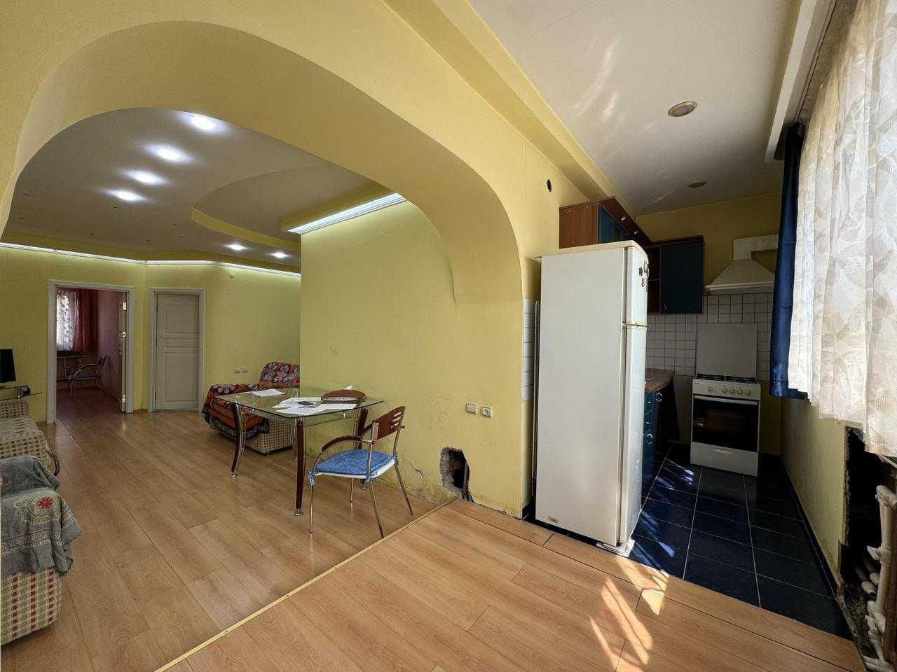 Продаётся 3/2/4  65 м2, кирпич, в центре  на м. Космонавтов