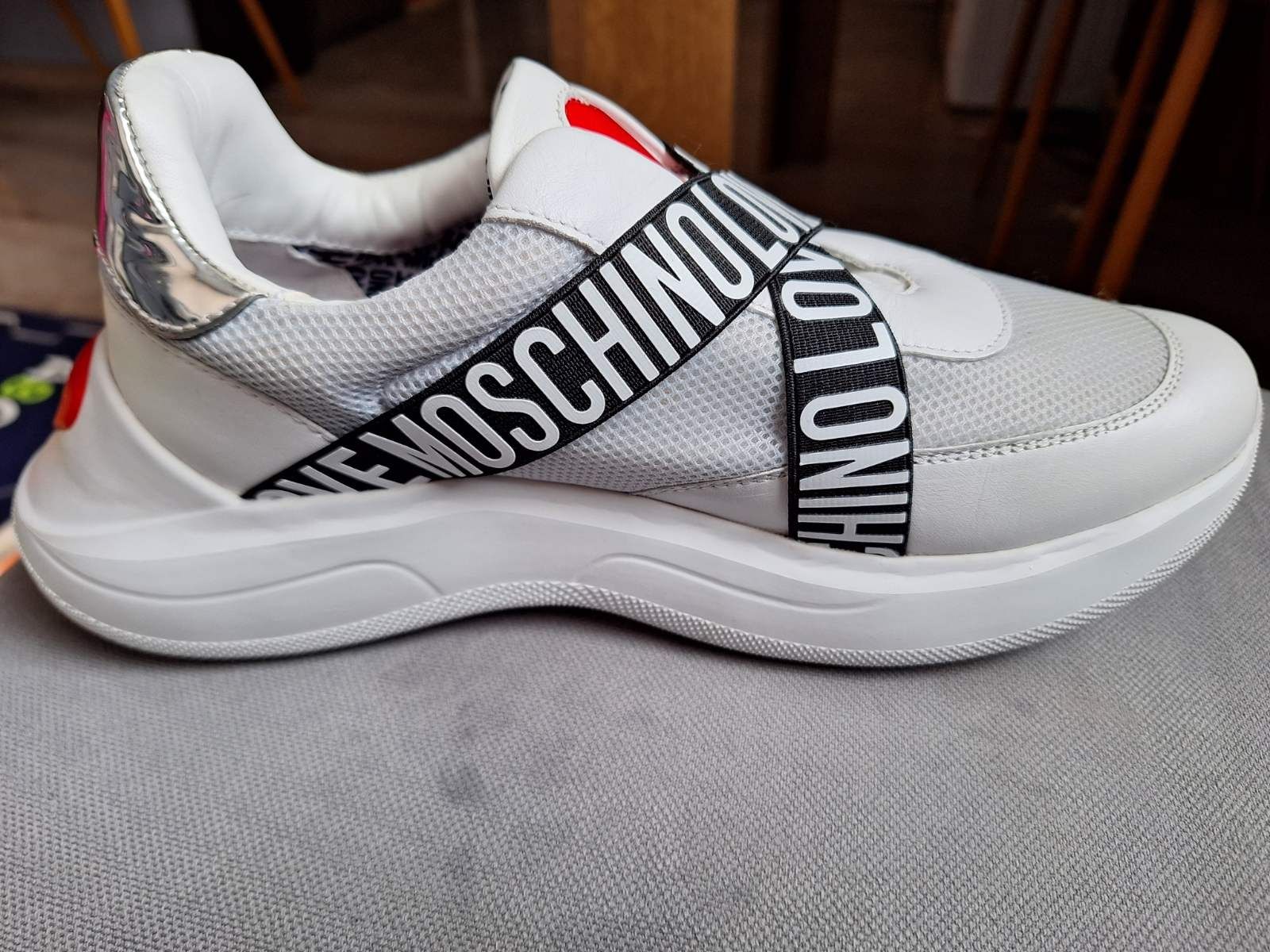 Чисто нови оригинални обувки Love Moschino