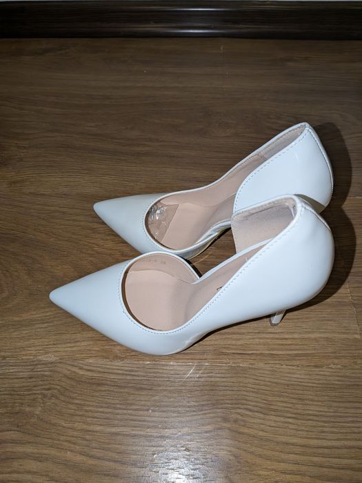 Pantofi cu toc de vânzare