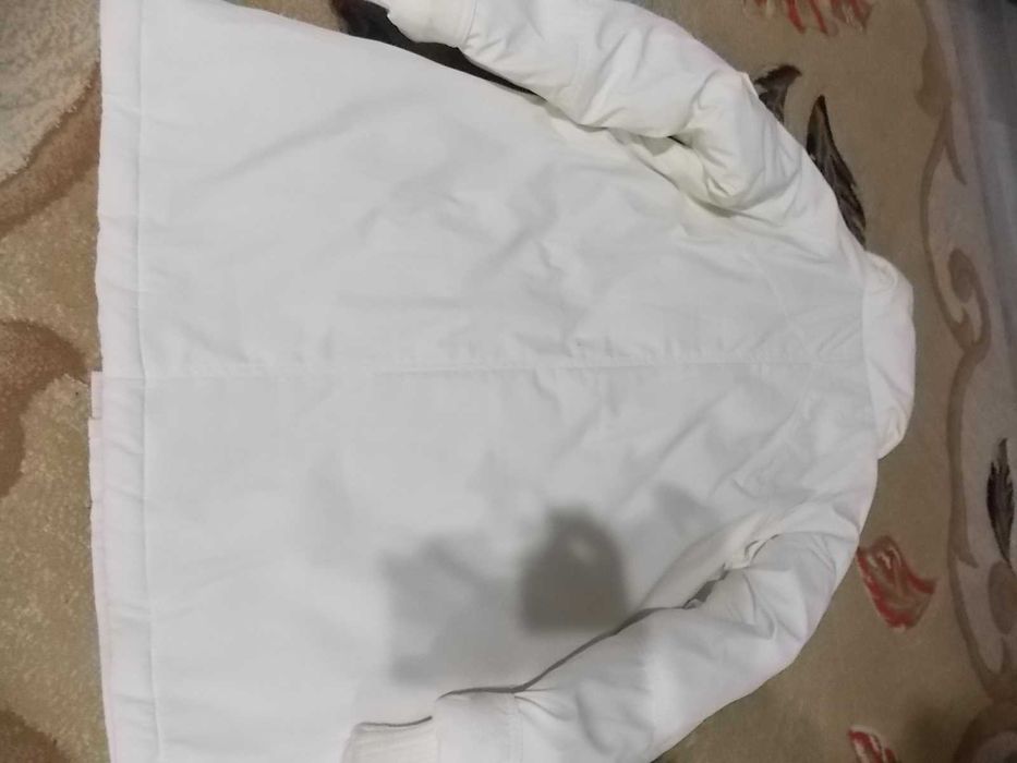 cojoc TIMEOUT mas M , scurta matlasata alba mas L - pret 60 lei