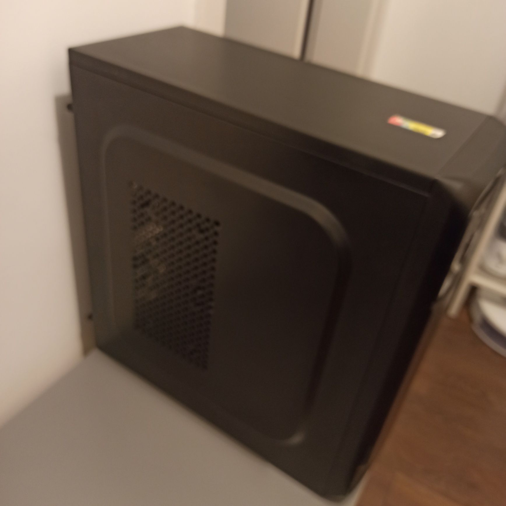 Компютър с кутия и захранване (без HDD)