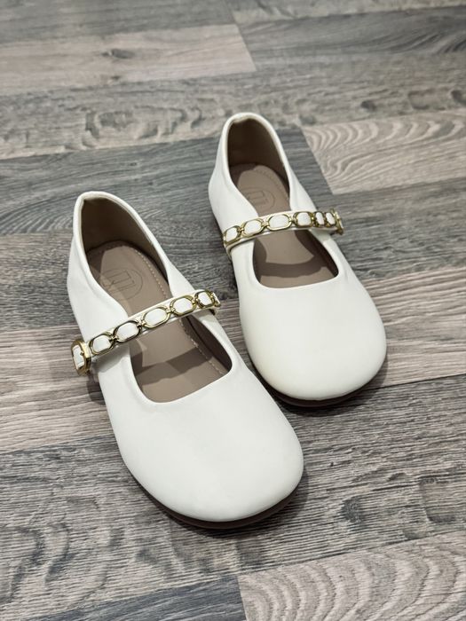 Кремовые балетки с золотой цепочкой.