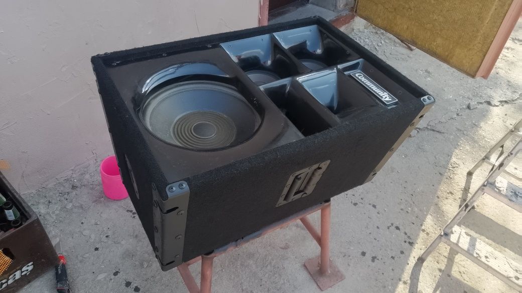 2 boxe Community horn