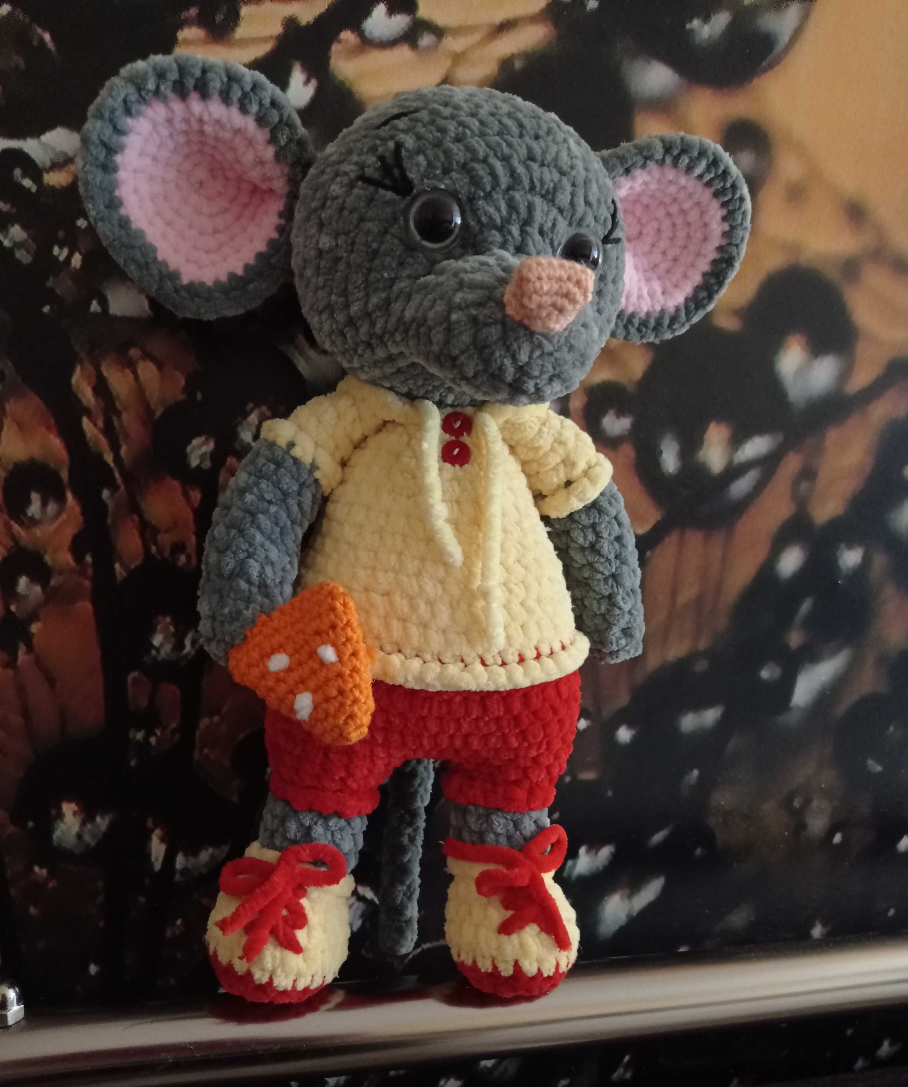 Плетена играчка на една кука мишка