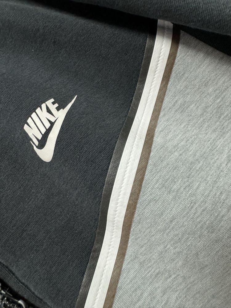 Оригинален сутшърт Nike tech fleece, M размер