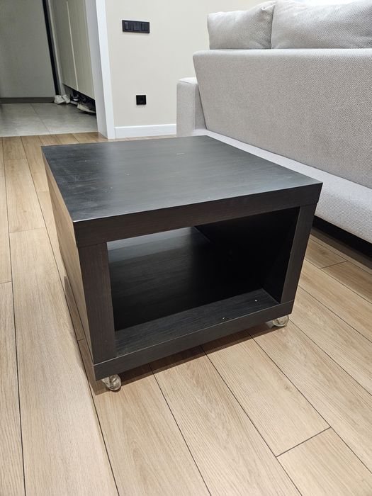 Продам журнальный столик на колесиках