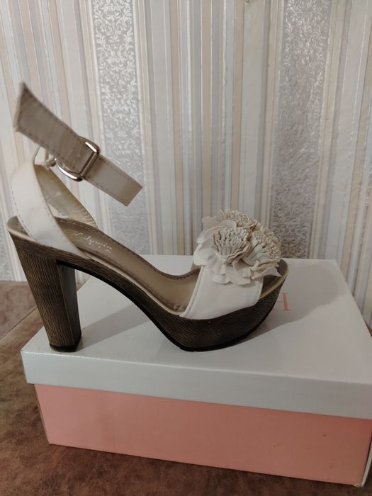 Романтични кожени сандали с цвете и висока платформа
Очарователни бели