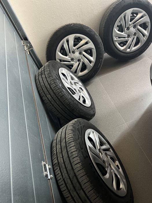 Anvelope de vara Continental noi 175/65/R14 cu jante de tabla