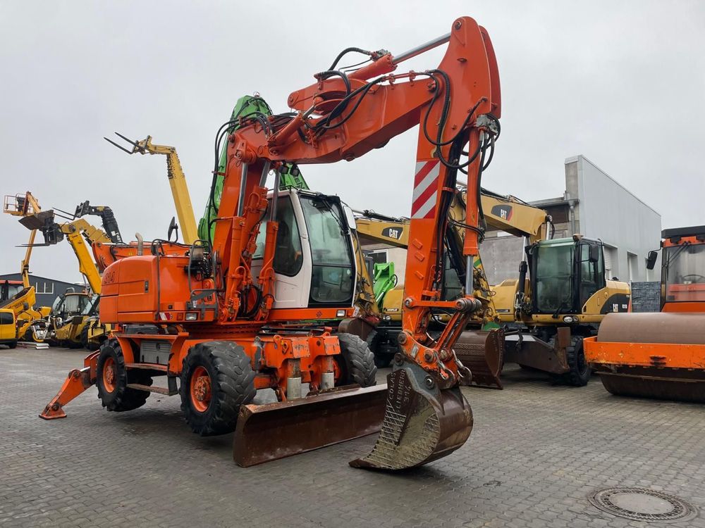 Excavator pe pneuri marca Liebherr Tip A314