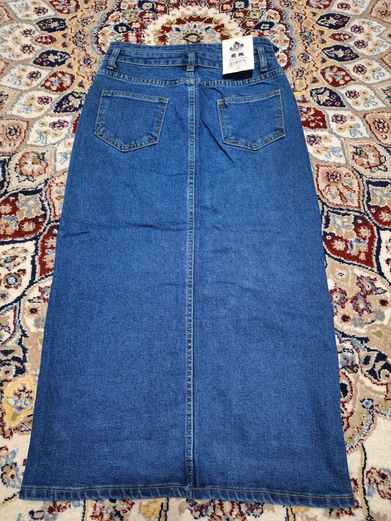 Продам новую джинсовую юбку с вырезом спереди