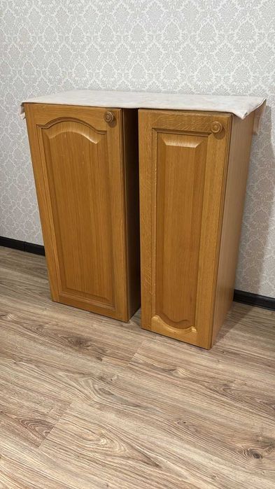 Продам две высокие, крепкие тумбочки