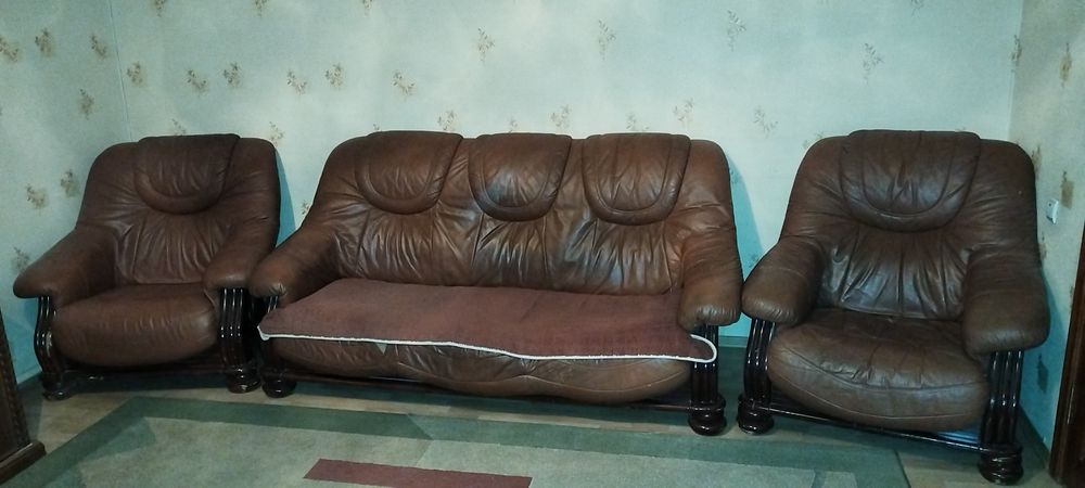 Продам кожаный диван, два кресла,состояние б/у.///////кресло два, дива