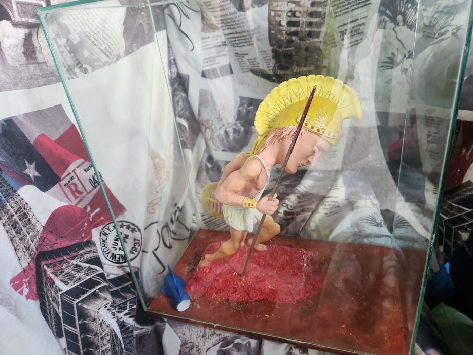 Figurina de colecție în stativ