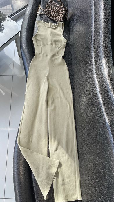 Уникален еластичен гащеризон на Bershka с ефектен широк крачол