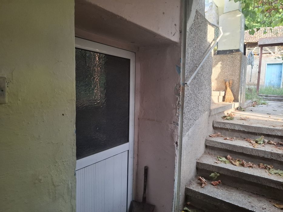 Къща с двор и стопански постройки