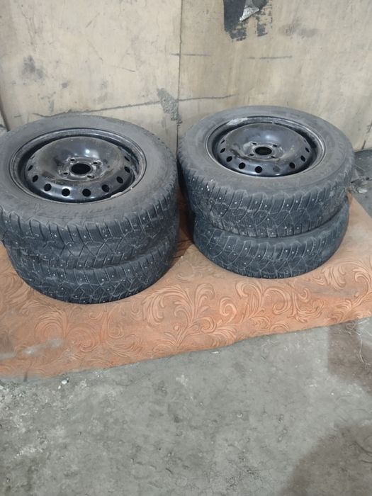 Продам зимний шипованные шины гудиер
