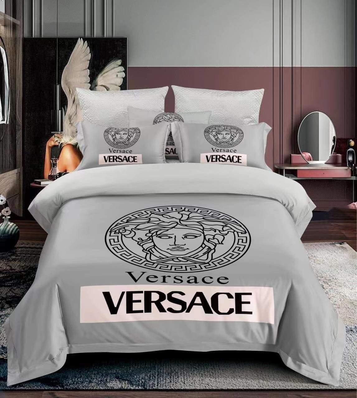 Lenjerii Versace pe stoc