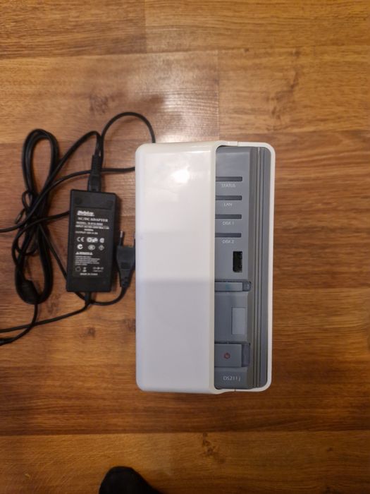 Synology nas DS211J.  X2- 2TB hdd