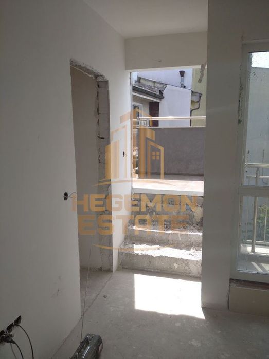 Продава се Двустаен апартамент в Варна, Център - 75 кв.м за 1520 €/кв.м - Снимка #2