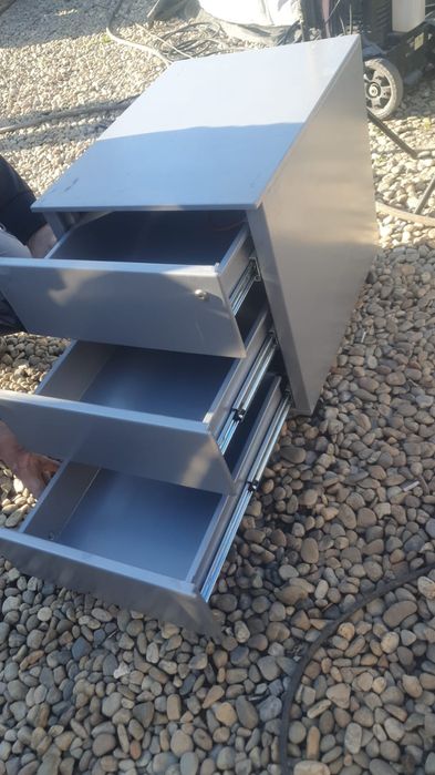 Dulapuri pt scule cu roti metalice 200 lei bucata