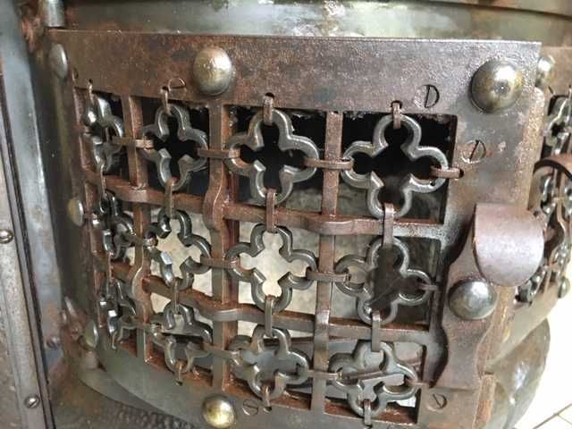 Soba , semineu foarte vechi, deosebit