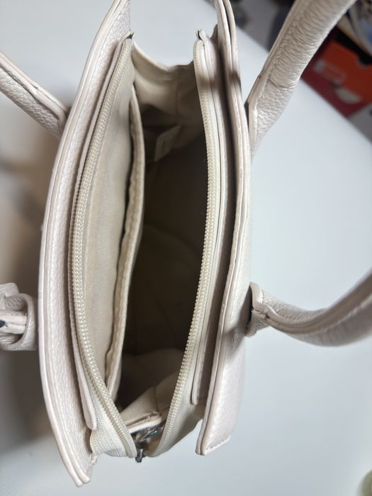 Бяла дамска чанта