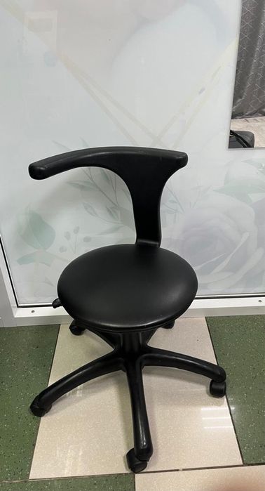 Продам стул на колесиках