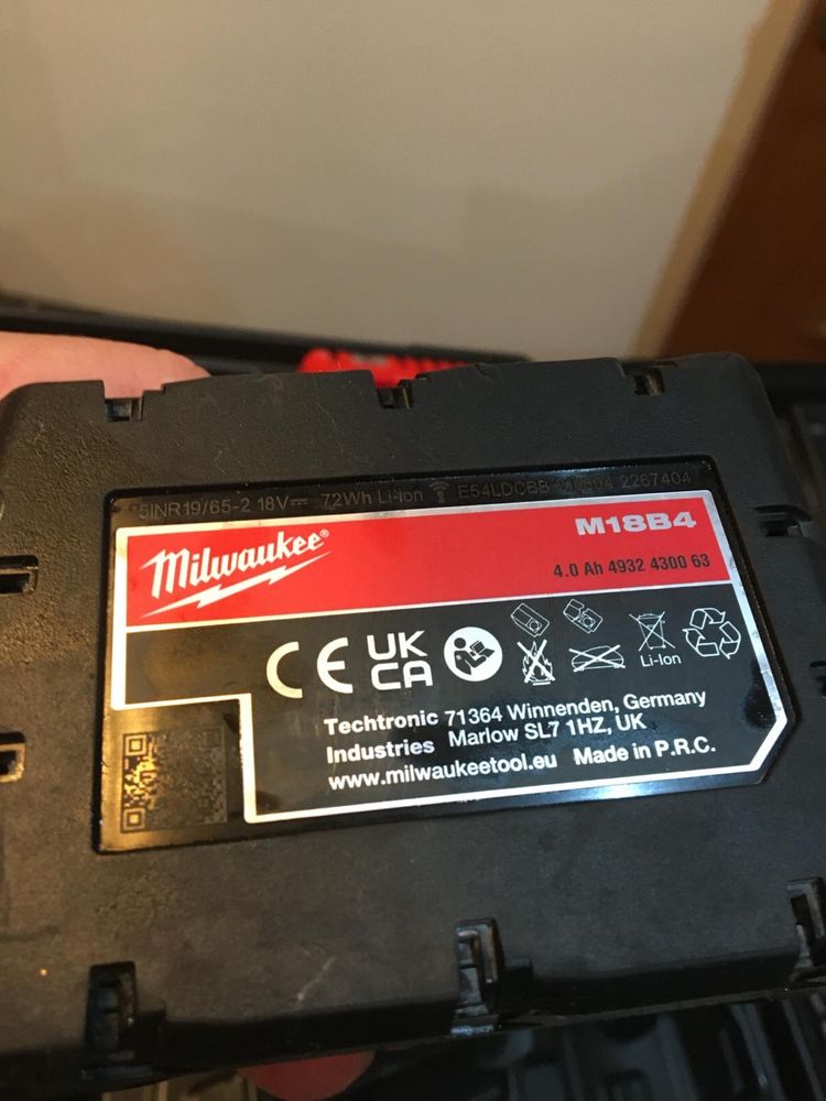 НОВ КОМПЛЕКТ Milwaukee M18 CBLPP2A-402C с 1 батерия и зарядно