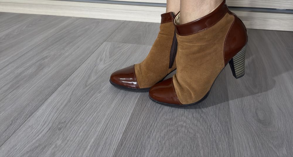 Botine piele intoarsa si lac 39