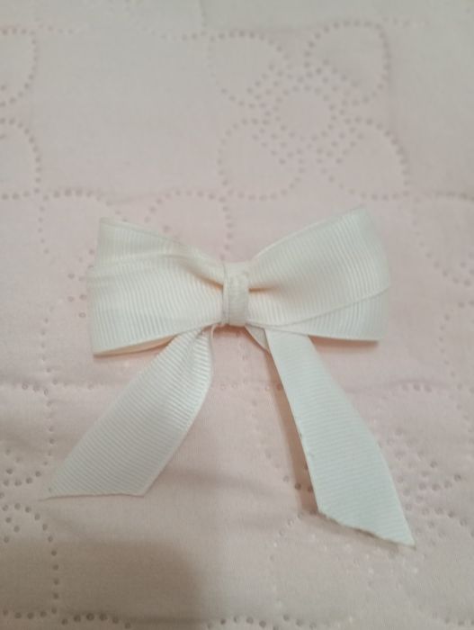 Продаю бантик значок