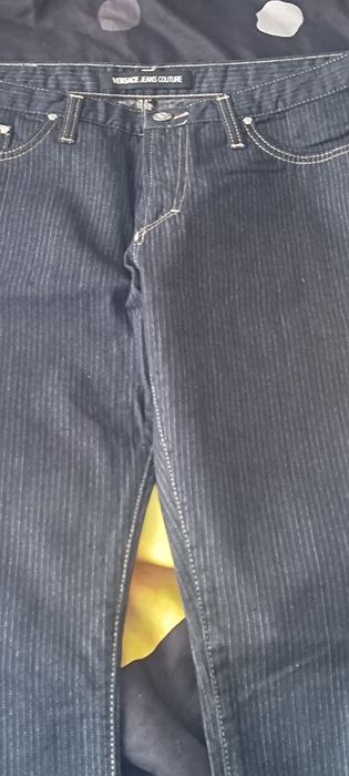 Vând blugi versace