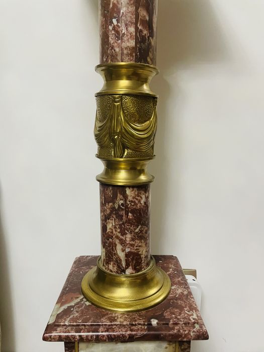 Postament de marmura  cu ornamete din bronz dore