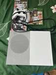 Xbox one s cu forme minore de uz dar inca funcional